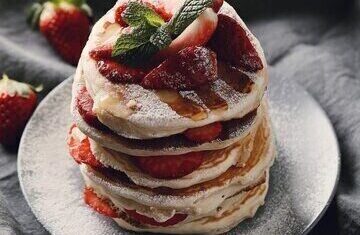 delicious pancakes with strawberries_144627 41421 e1733842148982